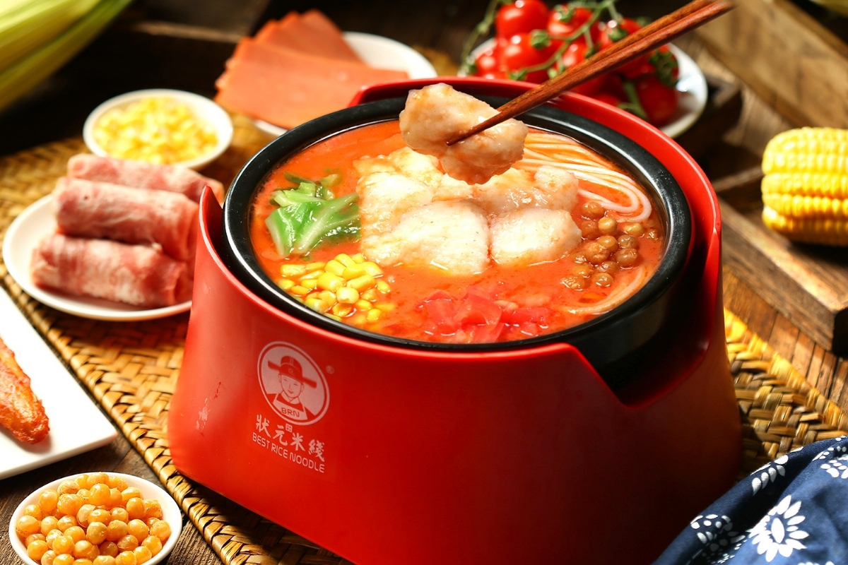 狀元米線(xiàn)深知決定一家米線(xiàn)店生意好壞，全靠產(chǎn)品口味，17年專(zhuān)業(yè)米線(xiàn)品類(lèi)，真材實(shí)料，才夠好吃！歡迎各界有志之士加入合作。全國合作熱線(xiàn)：400-967-2208