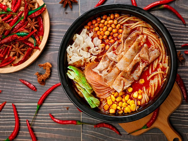 狀元米線(xiàn)好吃不貴,價(jià)格實(shí)惠,食材都是由總部工廠(chǎng)直供,保證口味統一多種主食選擇,操作簡(jiǎn)單,也不需要大廚,堂食+外帶+外賣(mài),免費培訓,扶持創(chuàng )業(yè),無(wú)需經(jīng)驗即可開(kāi)一家米線(xiàn)店,大眾消費,老少皆宜,全時(shí)段可經(jīng)營(yíng),總部提供一站式扶持!狀元米線(xiàn),18年只為一碗好米線(xiàn)