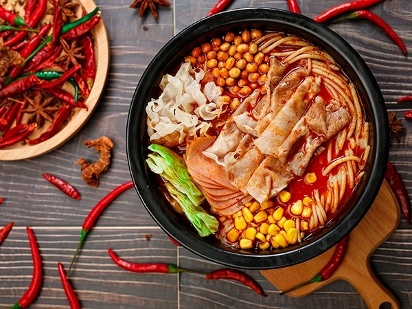 狀元米線(xiàn)好吃不貴，價(jià)格實(shí)惠，食材都是由總部工廠(chǎng)直供，保證口味統一多種主食選擇，操作簡(jiǎn)單，也不需要大廚，堂食+外帶+外賣(mài)，免費培訓，扶持創(chuàng  )業(yè)，無(wú)需經(jīng)驗即可開(kāi)一家米線(xiàn)店，大眾消費，老少皆宜，全時(shí)段可經(jīng)營(yíng)，總部提供一站式扶持！狀元米線(xiàn)，18年只為一碗好米線(xiàn)