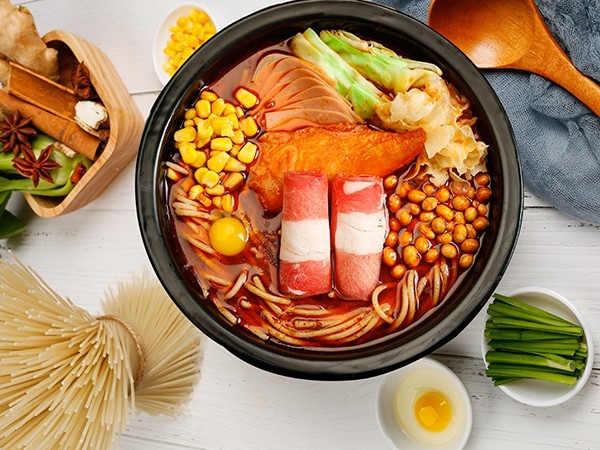 在本地開(kāi)一家狀元米線(xiàn)店需要多少錢(qián)？狀元米線(xiàn)&香汁蘭番茄米線(xiàn)火熱招商中，沒(méi)有餐飲經(jīng)驗不用怕，零經(jīng)驗小白也能開(kāi)，免費培訓扶持創(chuàng  )業(yè)，30平方起即可開(kāi)店，新鮮食材統一配送，無(wú)需廚師，操作簡(jiǎn)單，品類(lèi)豐富，3分鐘出餐，堂食+外賣(mài)多平臺接單，開(kāi)店經(jīng)營(yíng)總部全程幫扶