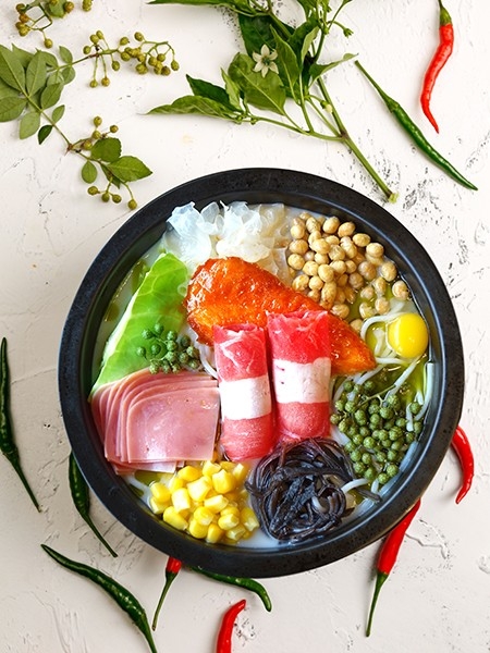 上手快，一個(gè)投資小，好操作的美食餐廳！米線(xiàn)加盟好項目，狀元米線(xiàn)全國合作熱線(xiàn)：400-967-2208