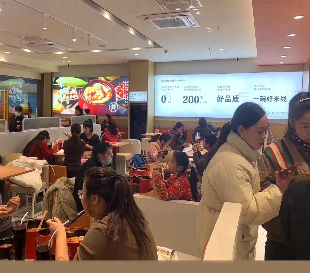 狀元米線(xiàn)20年來(lái)一直堅持品質(zhì)至上誠邀您隨時(shí)來(lái)總部考察，全國合作熱線(xiàn)：400-967-2208